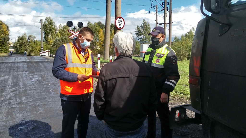 В Междуреченске инспекторы ГИБДД и железнодорожники напомнили водителям о правилах проезда переездов