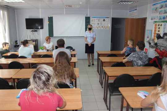 В Новокузнецке инспекторы ГИБДД встретились с учениками автошколы В Новокузнецке инспекторы ГИБДД встретились с учениками автошколы