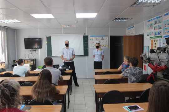 В Новокузнецке инспекторы ГИБДД встретились с учениками автошколы В Новокузнецке инспекторы ГИБДД встретились с учениками автошколы