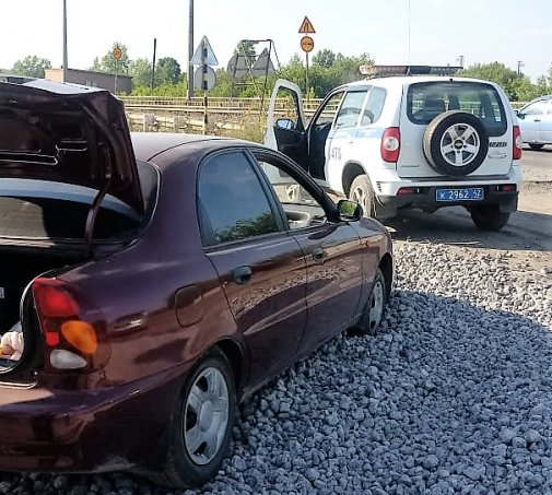 В Новокузнецком районе полицейские помогли автомобилисту на дороге