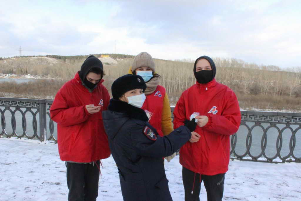 В Кемерове полицейские и народные дружинники напомнили несовершеннолетним пешеходам правила безопасности на дороге