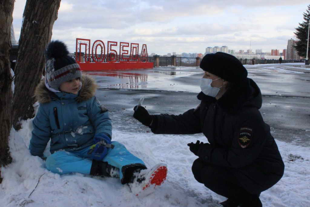 В Кемерове полицейские и народные дружинники напомнили несовершеннолетним пешеходам правила безопасности на дороге