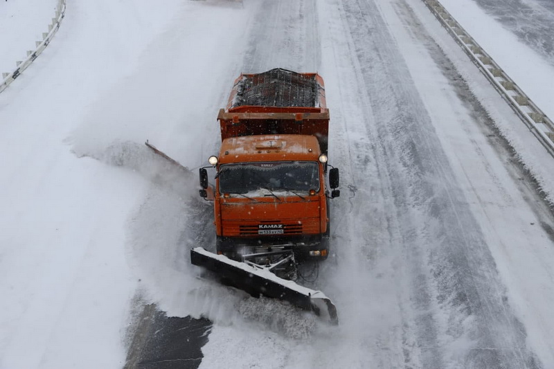 В Кузбассе более 1,3 тысяч спецмашин ежедневно очищают дороги от снега