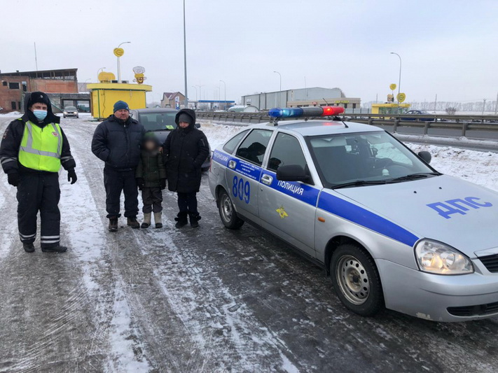 В Ленинске-Кузнецком Инспекторы ДПС оказали помощь в дороге 