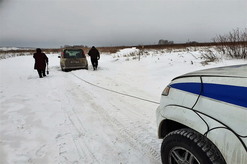 В Новокузнецком районе сотрудники полиции помогли водителю 