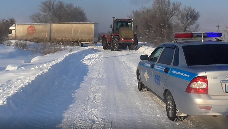 В Новокузнецком районе полицейские оказали помощь дальнобойщику 