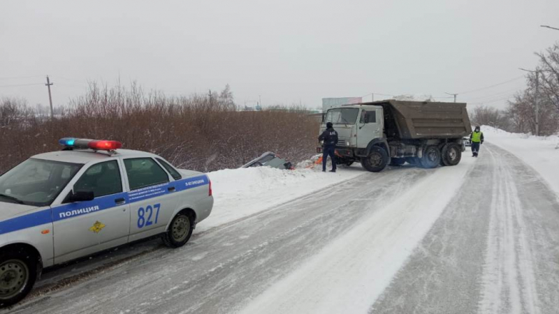 В Ленинск-Кузнецке сотрудники ГИБДД оказали помощь водителю 