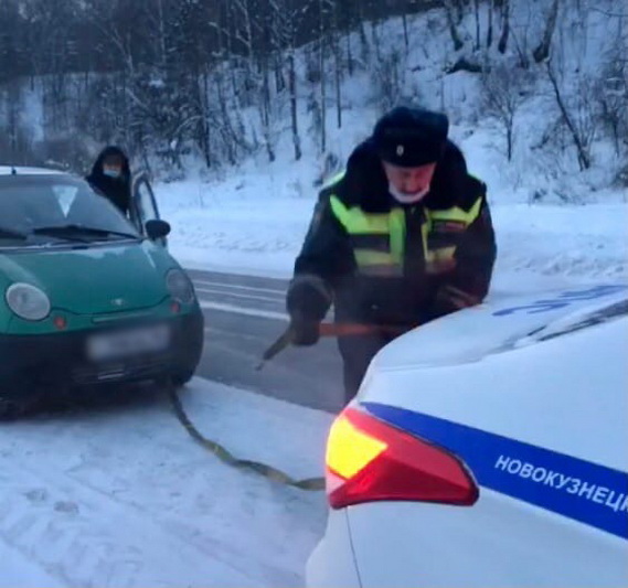 В Новокузнецком районе сотрудники ГИБДД пришли на помощь автомобилистам 