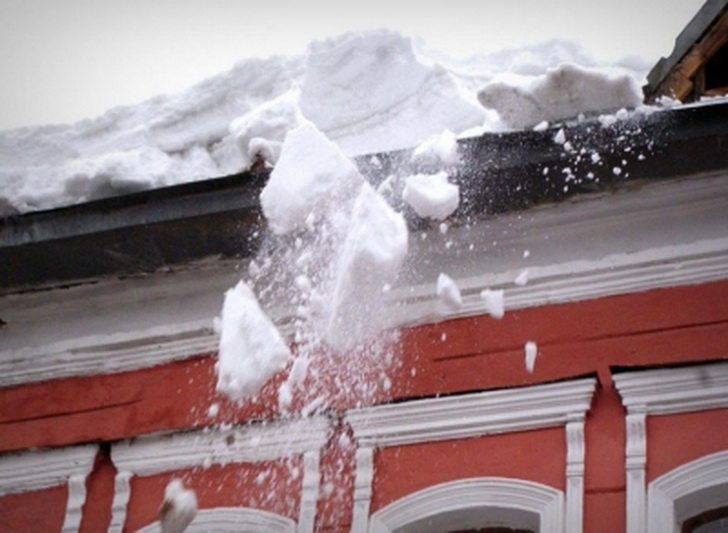 В Междуреченске травмирована женщина в результате схода с крыши снега