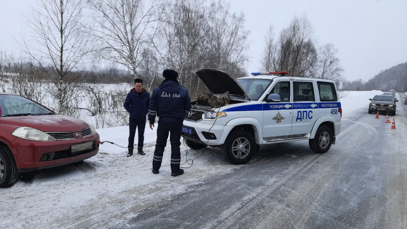 В Новокузнецком районе полицейские оказали помощь водителям 