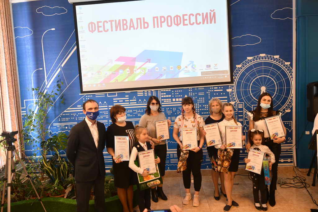 В Кузбассе наградили победителей детского конкурса «Профессия, которую я выбираю» В Кузбассе наградили победителей детского конкурса «Профессия, которую я выбираю»