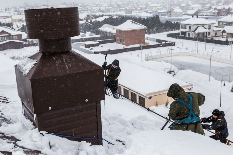 Сергей Цивилев поручил главам проверить качество уборки снега с крыш домов и дорог