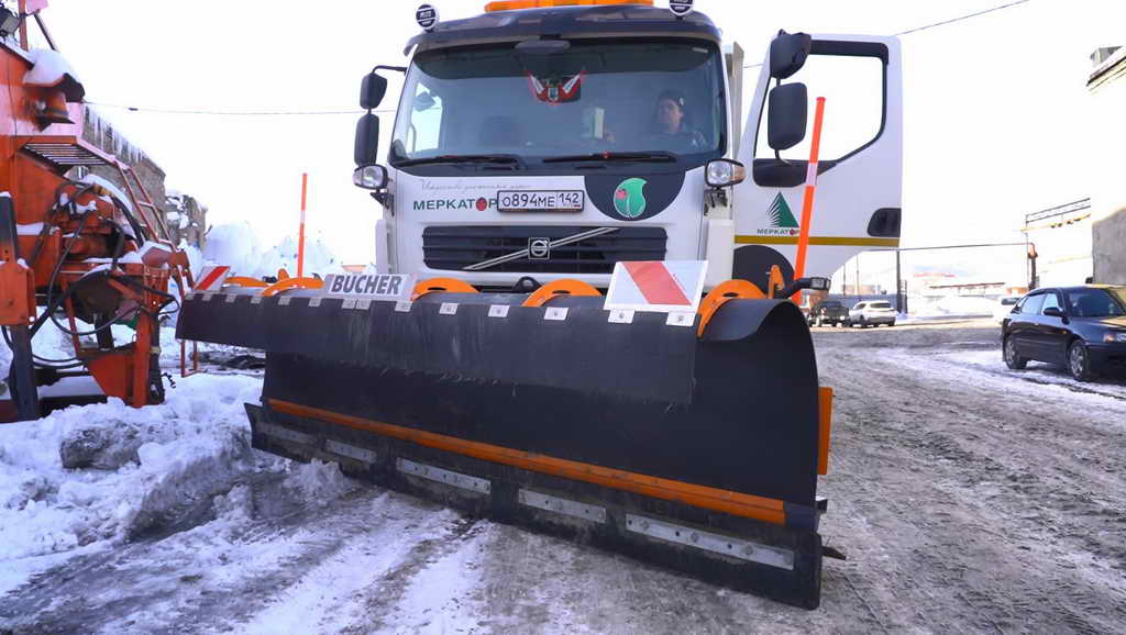 На улицы Междуреченска вышла новая снегоуборочная техника