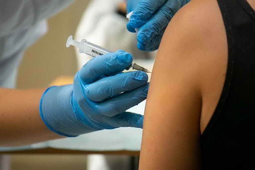 Почти 70% подлежащих вакцинации от коронавируса в Кузбассе поставили прививку