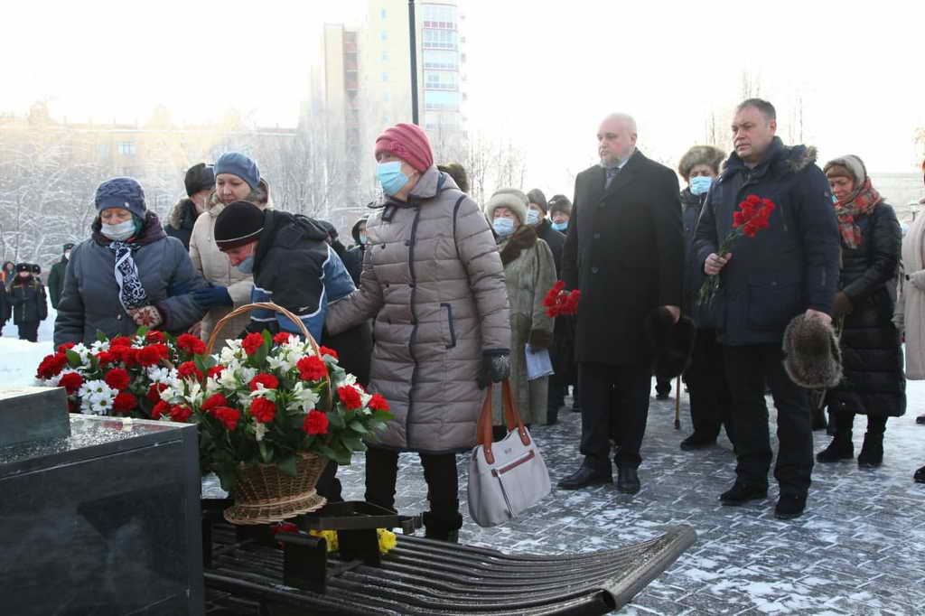Сергей Цивилев вместе с ветеранами возложил цветы к памятнику «Жителям блокадного Ленинграда»