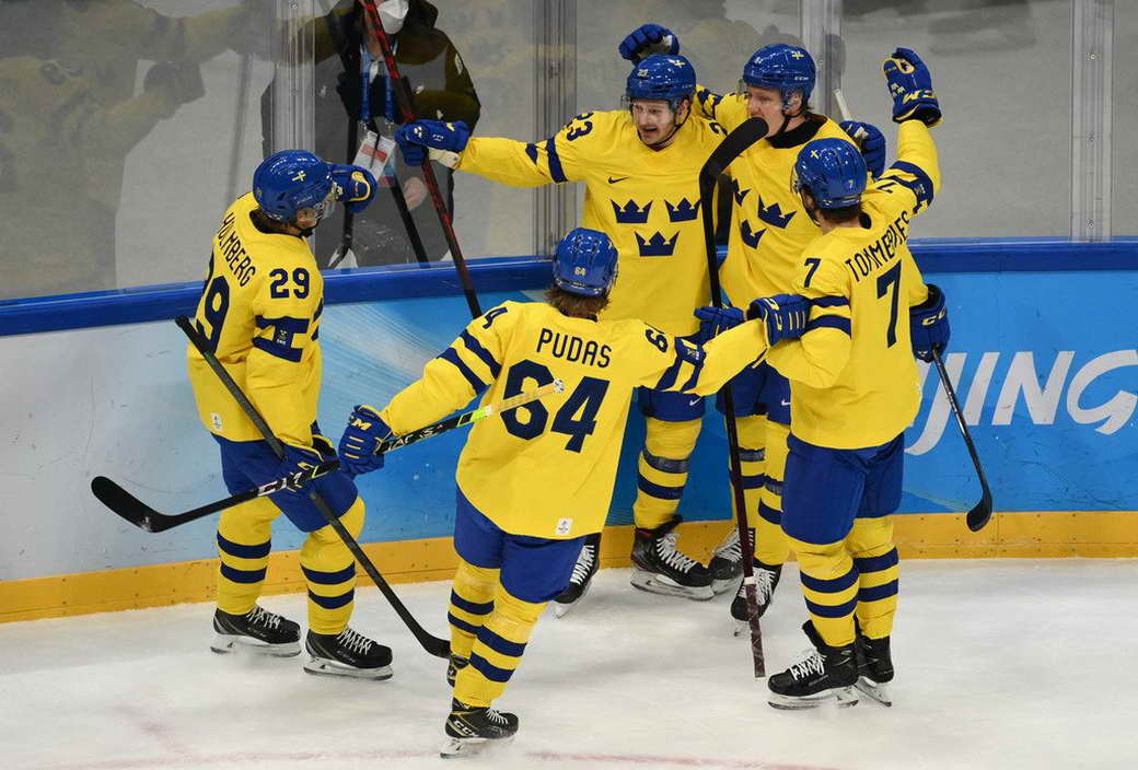 Шведские хоккеисты победили канадцев и сыграют с россиянами в полуфинале ОИ