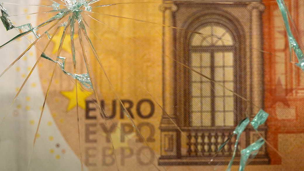 ЕС запретил поставлять евро в Россию
