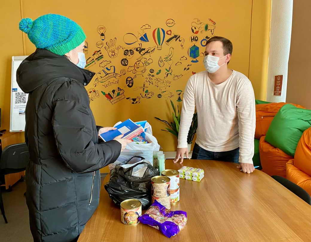 Жители КуZбасса продолжают сбор гуманитарной помощи беженцам из Донбасса
