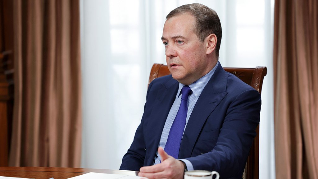 Медведев назвал выгоду США от военной операции на Украине