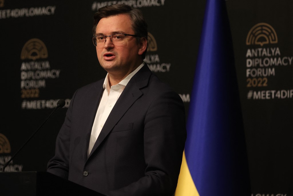 Некоторые страны Запада уже устали от антироссийских санкций, заявил Кулеба