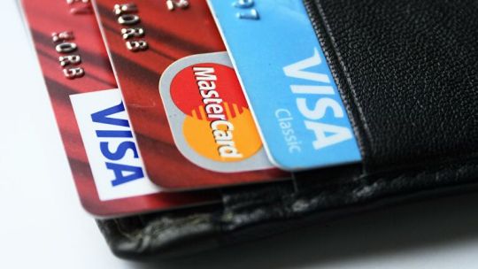 В России истекшие карты Visa и Mastercard перевыпустят на «Мире»