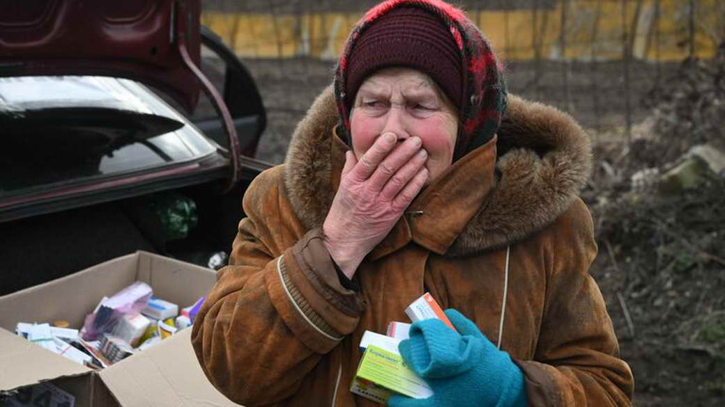 Участники нацбатальонов отбирают гумпомощь у мирных жителей в Донбассе