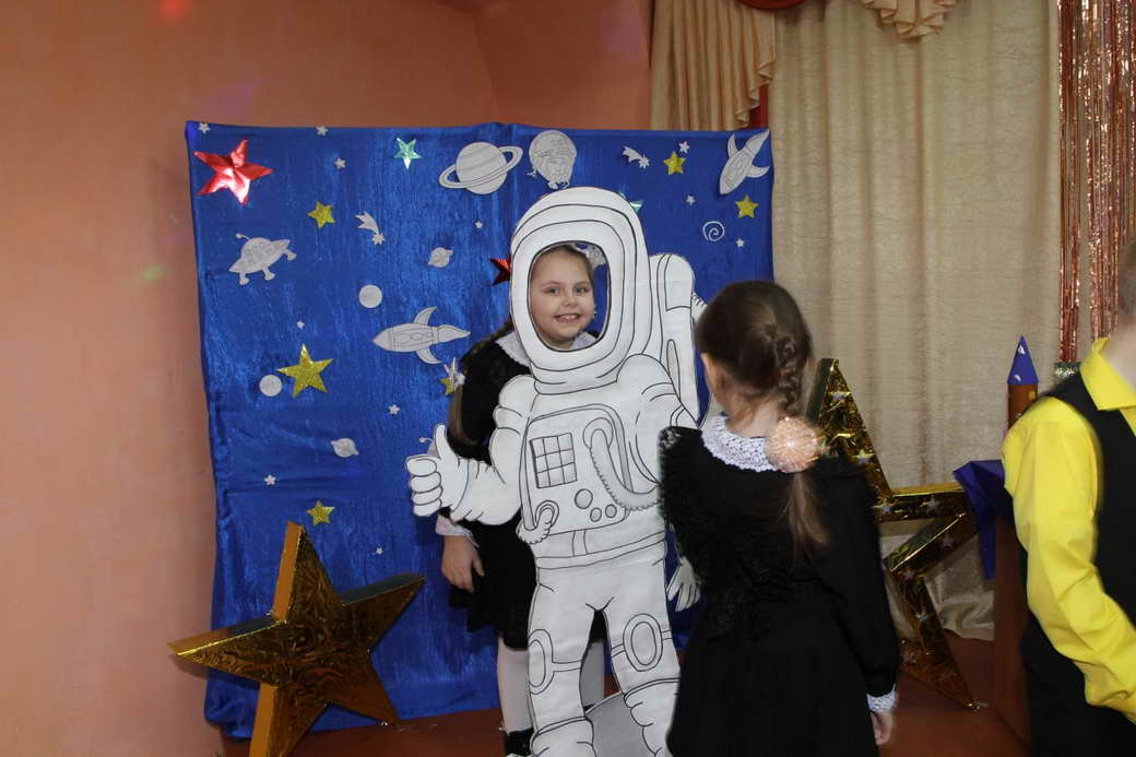 В Мариинске открылась тематическая выставка «Дорога в космос»