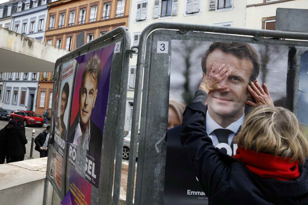 Макрон и Ле Пен лидируют по итогам первого тура выборов президента Франции