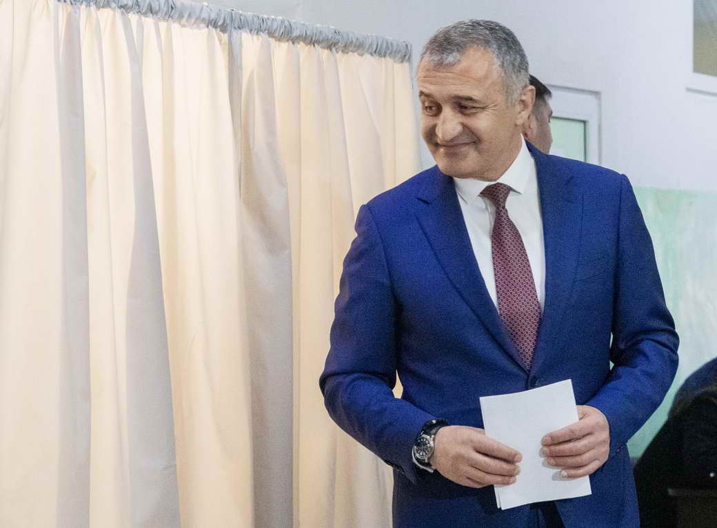 Президент Южной Осетии Бибилов заявил о выходе во второй тур на выборах