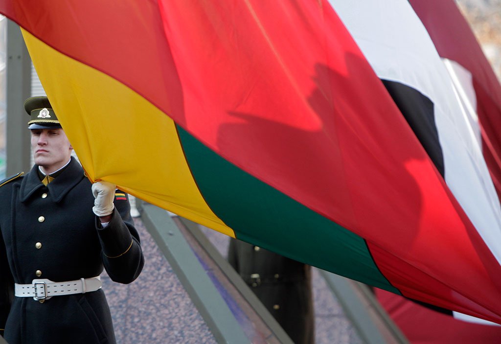 Литва пообещала пропустить застрявшие фуры из России и Белоруссии