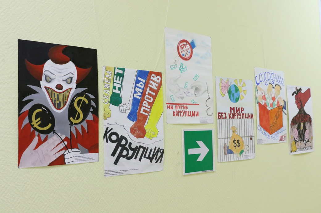 В КуZбассе открылась выставка антикоррупционного плаката и буклета