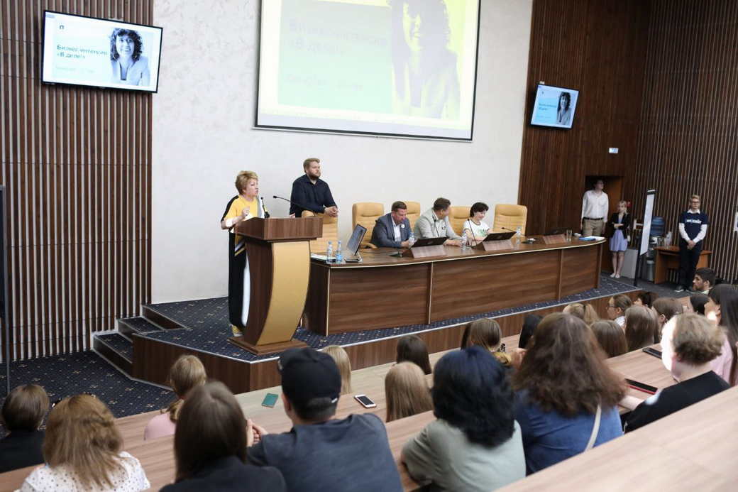 В Кемерове проходит молодежный предпринимательский интенсив «В деле!» Российского общества «Знание»