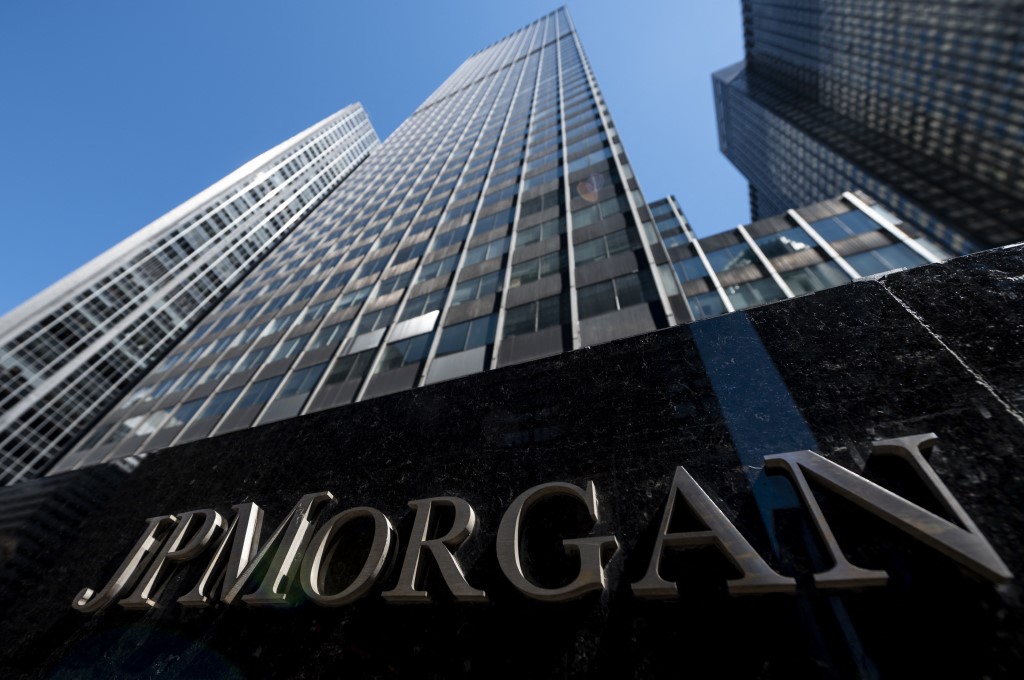 Bloomberg: JPMorgan Chase и Goldman Sachs приостановили операции по госдолгу России