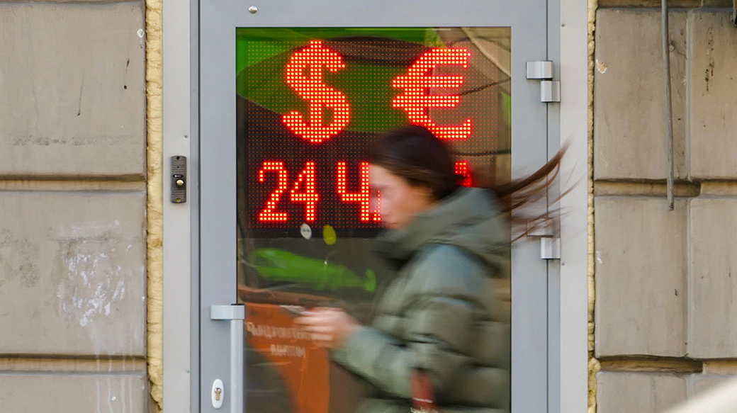 Крупнейшие банки останавливают валютные переводы по России