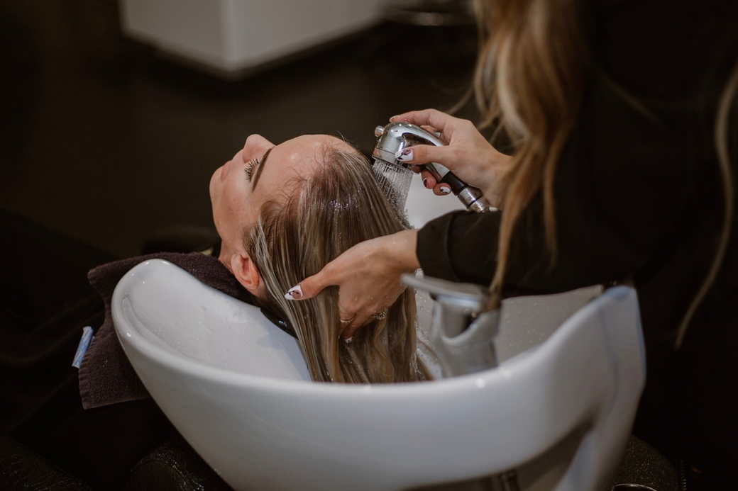 В Италии мэр запретил парикмахерам дважды мыть голову клиентам