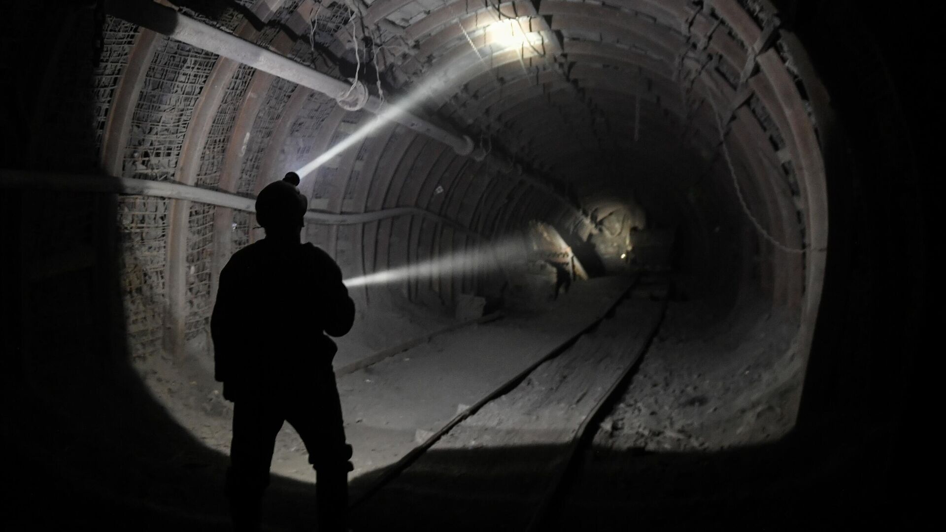 Пропавшего при обрушении на шахте в Кузбассе горняка нашли живым