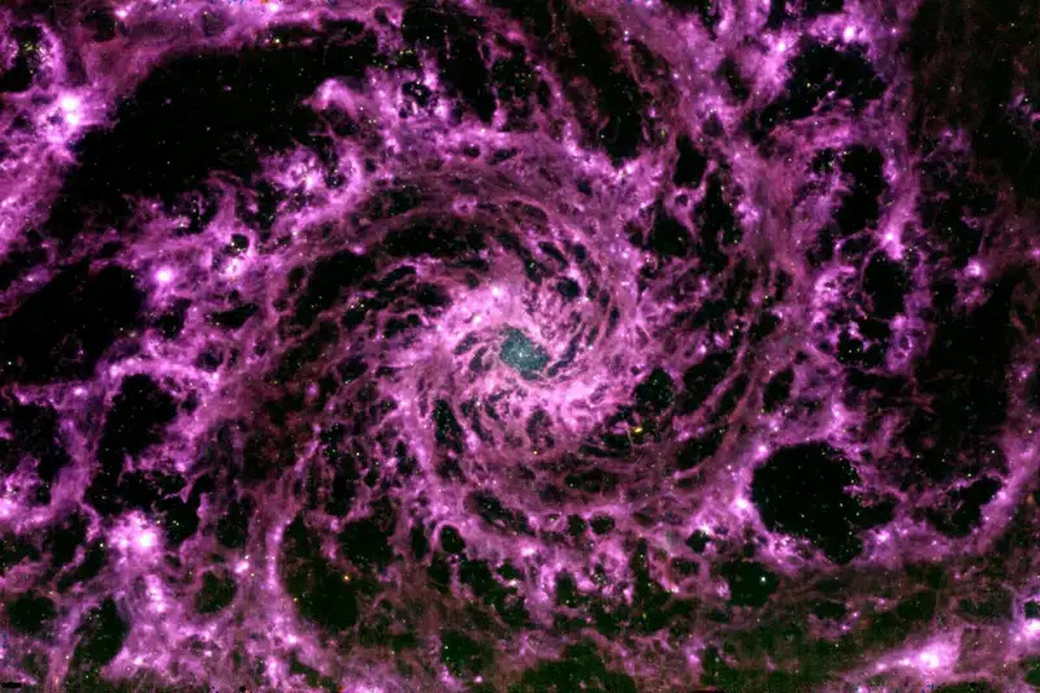 В космосе увидели фиолетовый галактический водоворот