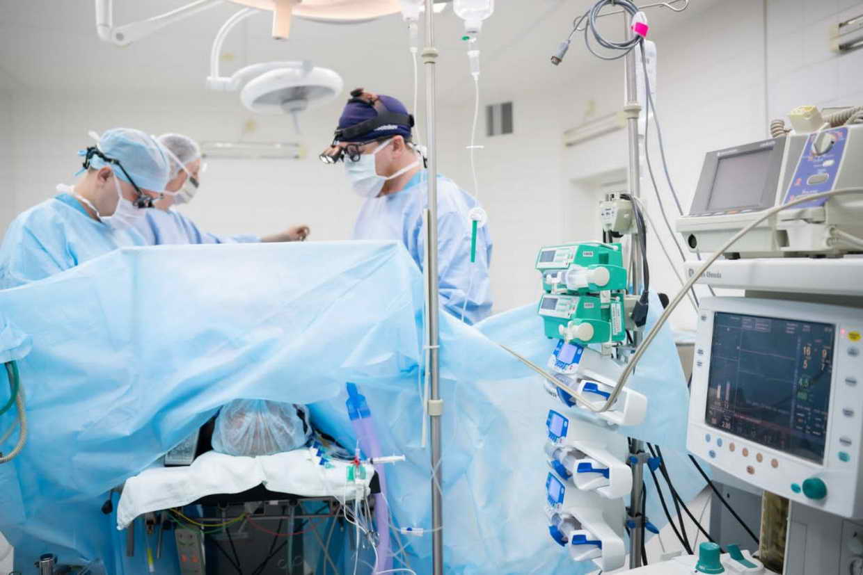 Кардиохирурги КуZбасса одновременно провели две операции по пересадке сердца