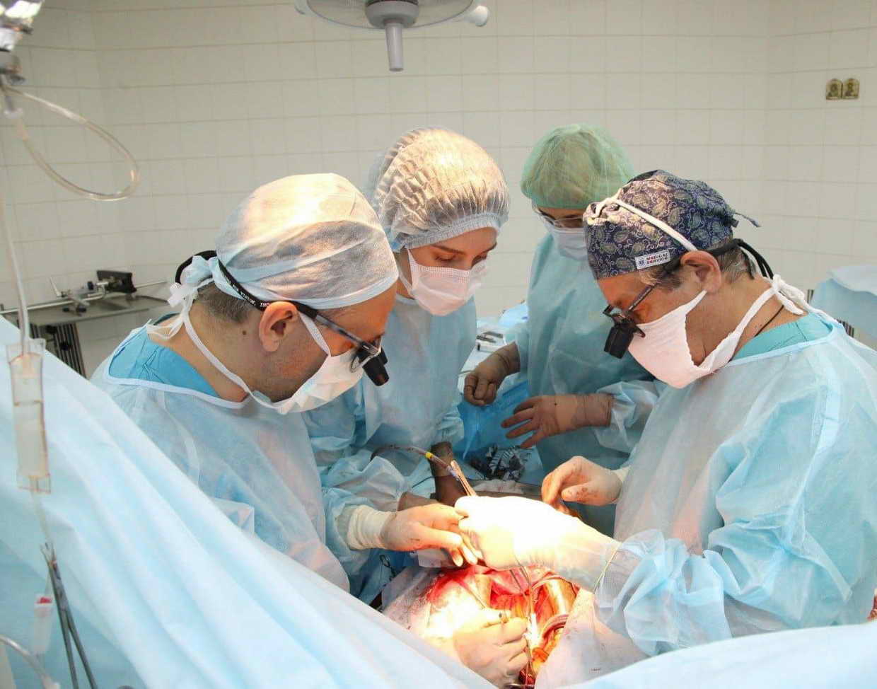 Кардиохирурги КуZбасса одновременно провели две операции по пересадке сердца
