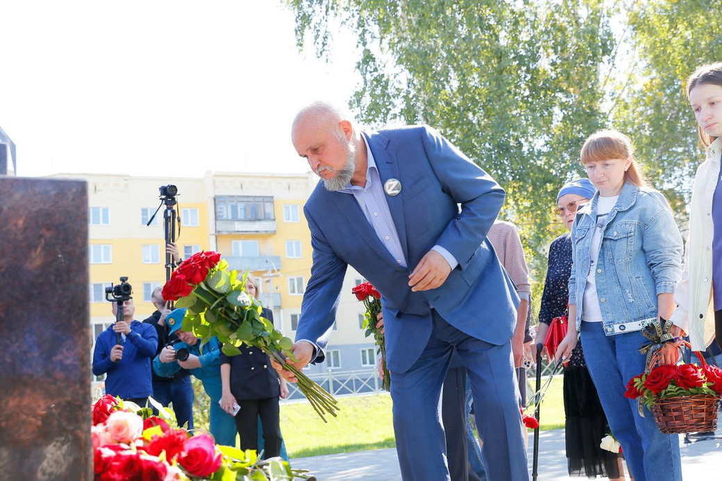 По поручению Сергея Цивилева открыли мемориальный комплекс погибшим на шахте «Листвяжная» шахтерам и горноспасателям