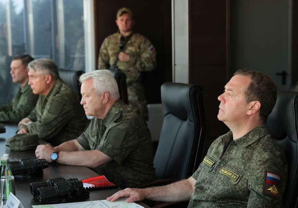 Медведев не захотел мириться с «безумными начальниками» на Украине