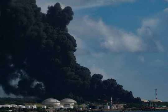 Куба запросила международную помощь в тушении пожара на нефтехранилище Куба запросила международную помощь в тушении пожара на нефтехранилище