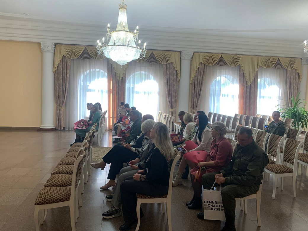 Еще 12 мобилизованных кузбассовцев узаконили отношения с избранницами