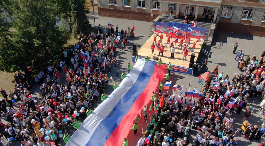 Около 1800 жителей Гурьевска вышли на митинг в поддержку президента и Российской Армии Около 1800 жителей Гурьевска вышли на митинг в поддержку президента и Российской Армии