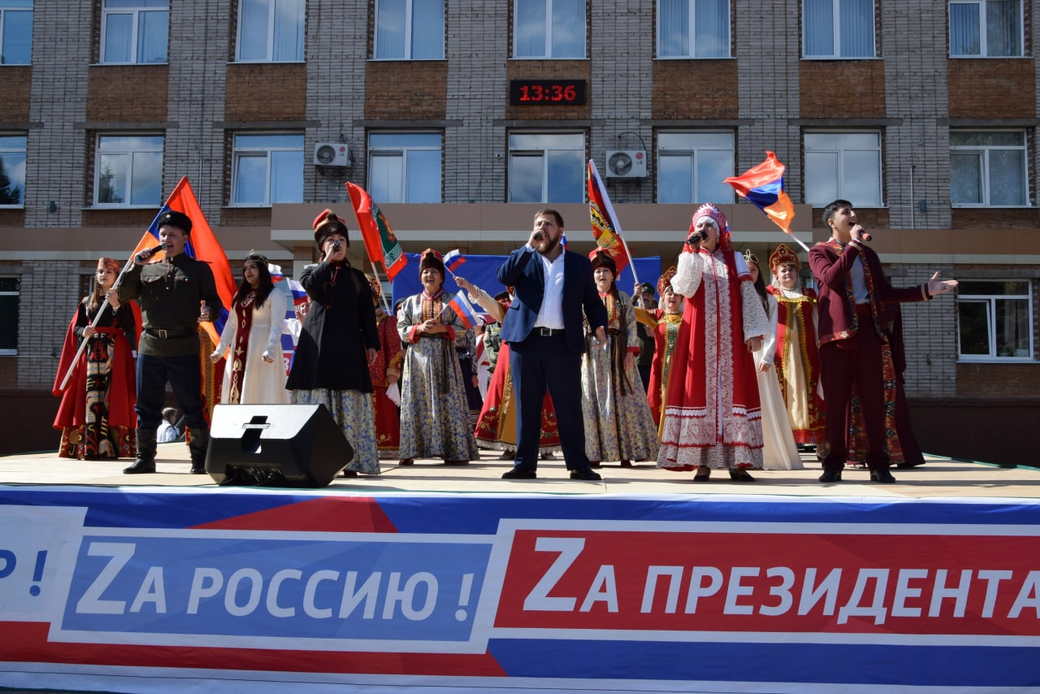 Около 1800 жителей Гурьевска вышли на митинг в поддержку президента и Российской Армии Около 1800 жителей Гурьевска вышли на митинг в поддержку президента и Российской Армии