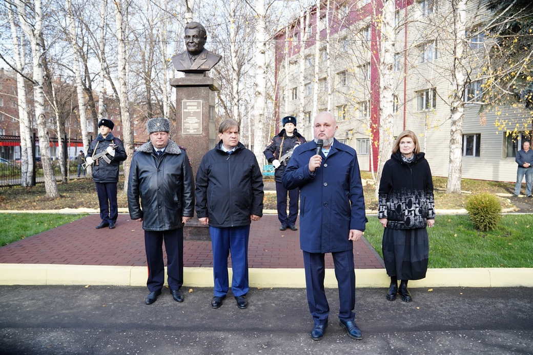 Сергей Цивилев открыл памятник легендарному офицеру МВД Ивану Шилову