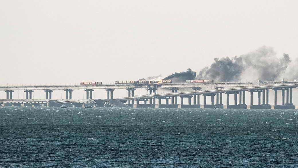 Поврежденные пролеты Крымского моста демонтируют