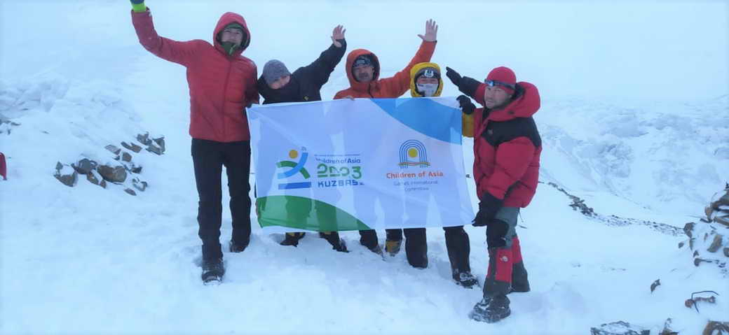 Флаг Игр «Дети Азии» в КуZбассе развернули на одной из высочайших гор России – Казбеке