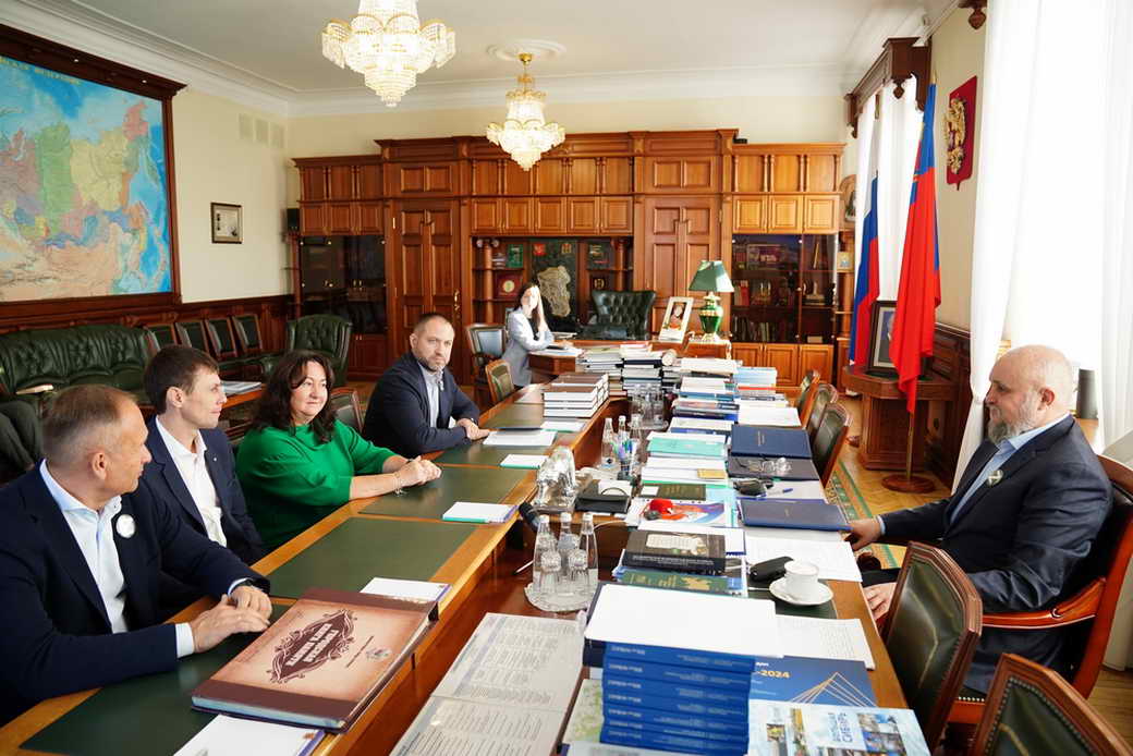 Сергей Цивилев провел рабочую встречу с президентом Федерации лыжных гонок России Еленой Вяльбе