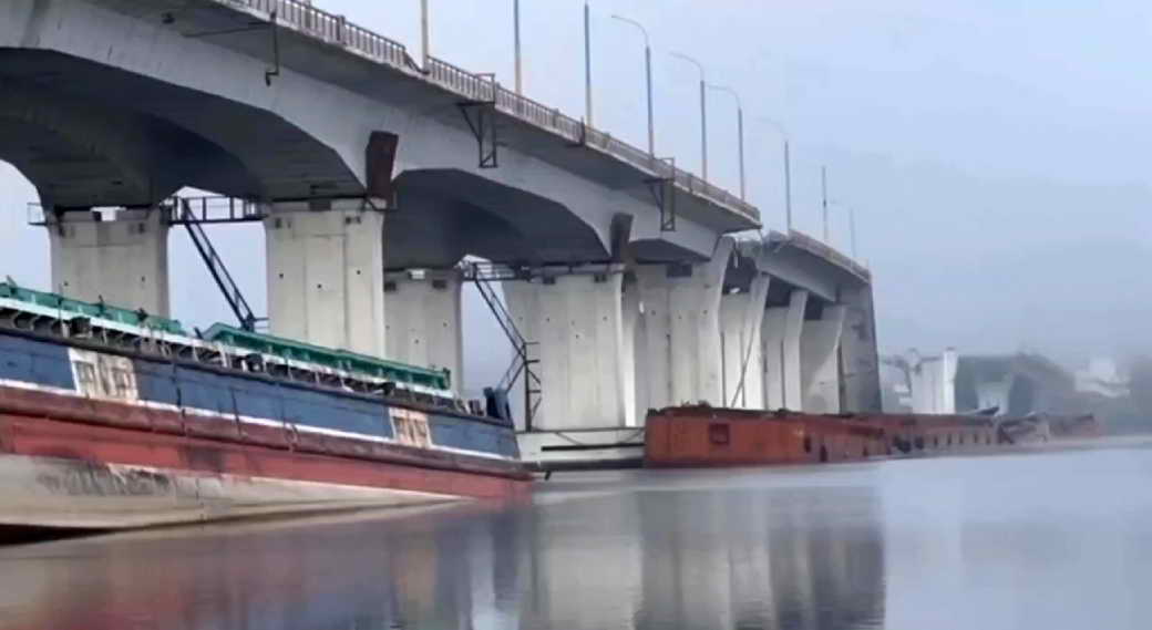 Появилось видео разрушенного Антоновского моста через Днепр